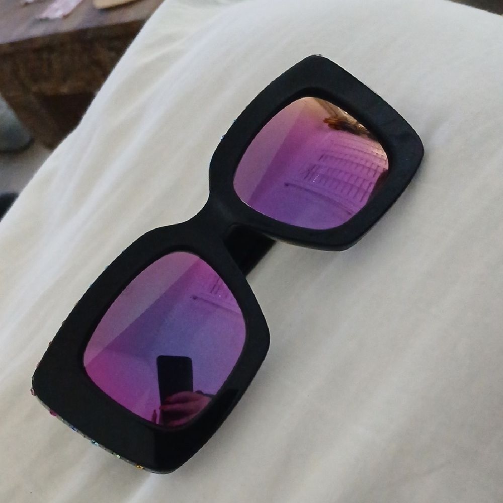 Kurt Geiger Sunglasses With Black Frame And Brown Gradient Lenses